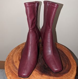 Aerosoles Cinnamon Boots Size 8 1/2 in Wine. New.